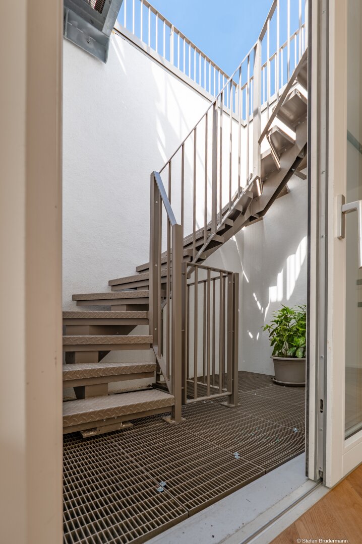 WIEN: Stilaltbau-Dachgeschosswohnung mit 36m2 Dachterrasse mit Rundumblick nahe Schlosspark Schönbrunn