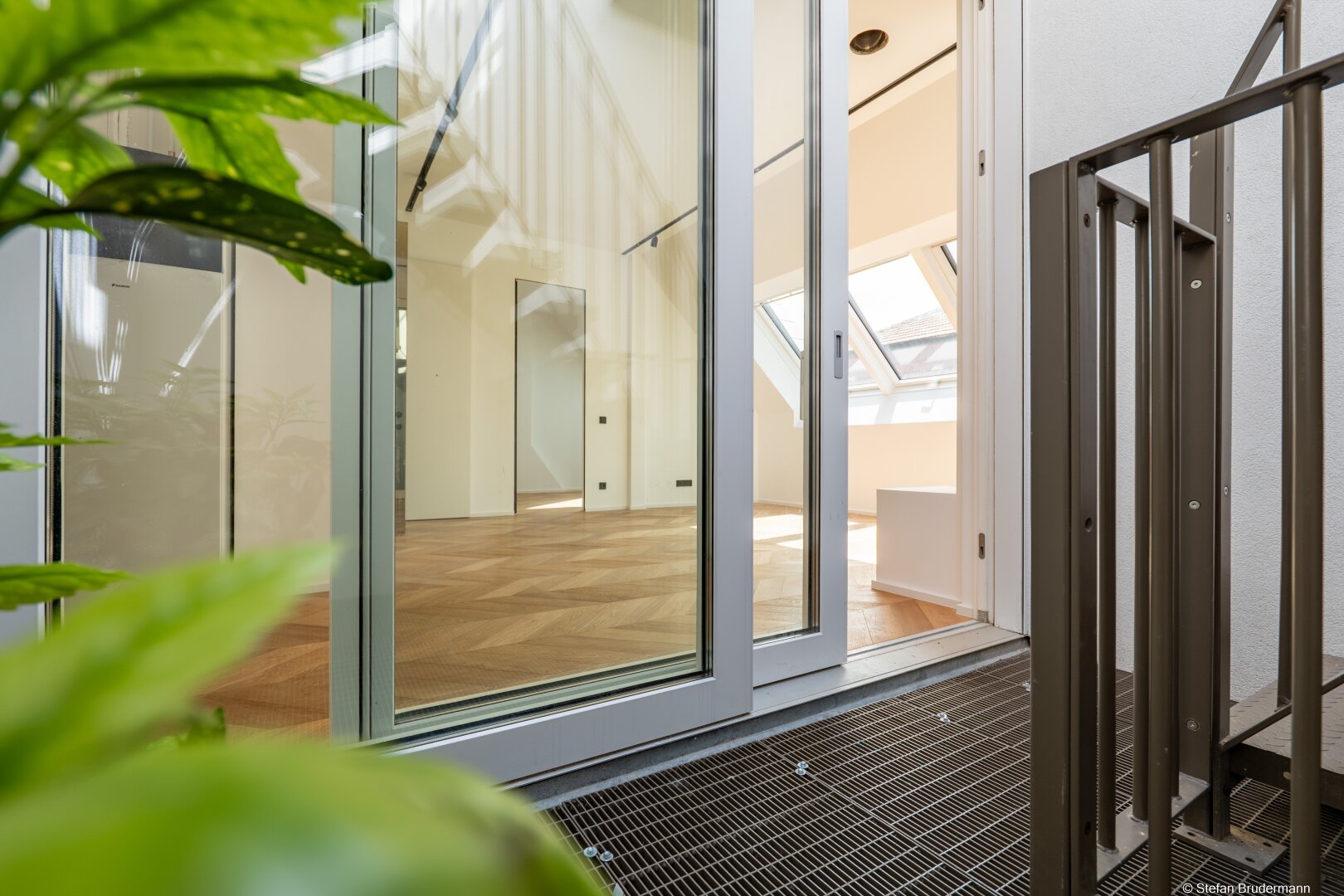 WIEN: Stilaltbau-Dachgeschosswohnung mit 36m2 Dachterrasse mit Rundumblick nahe Schlosspark Schönbrunn
