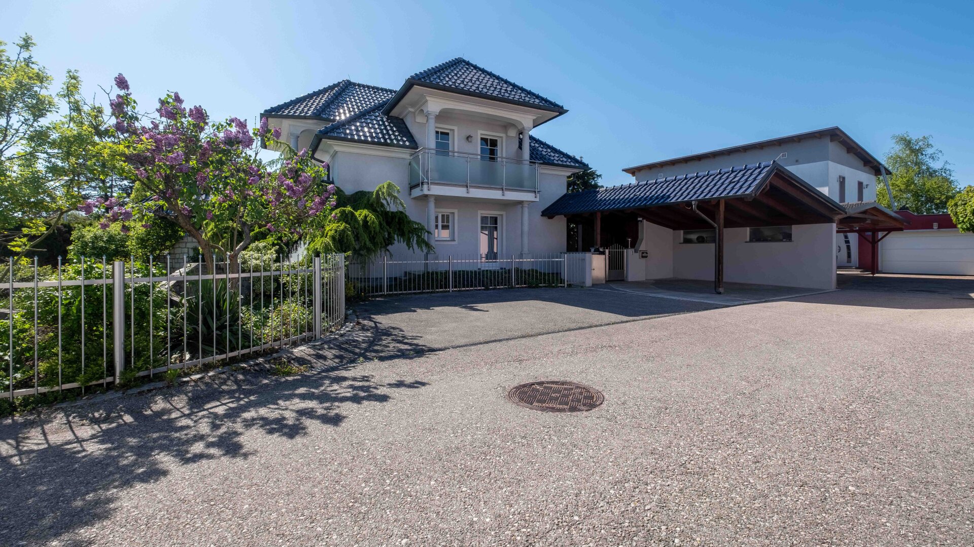Haus, Carport & Parkplätze