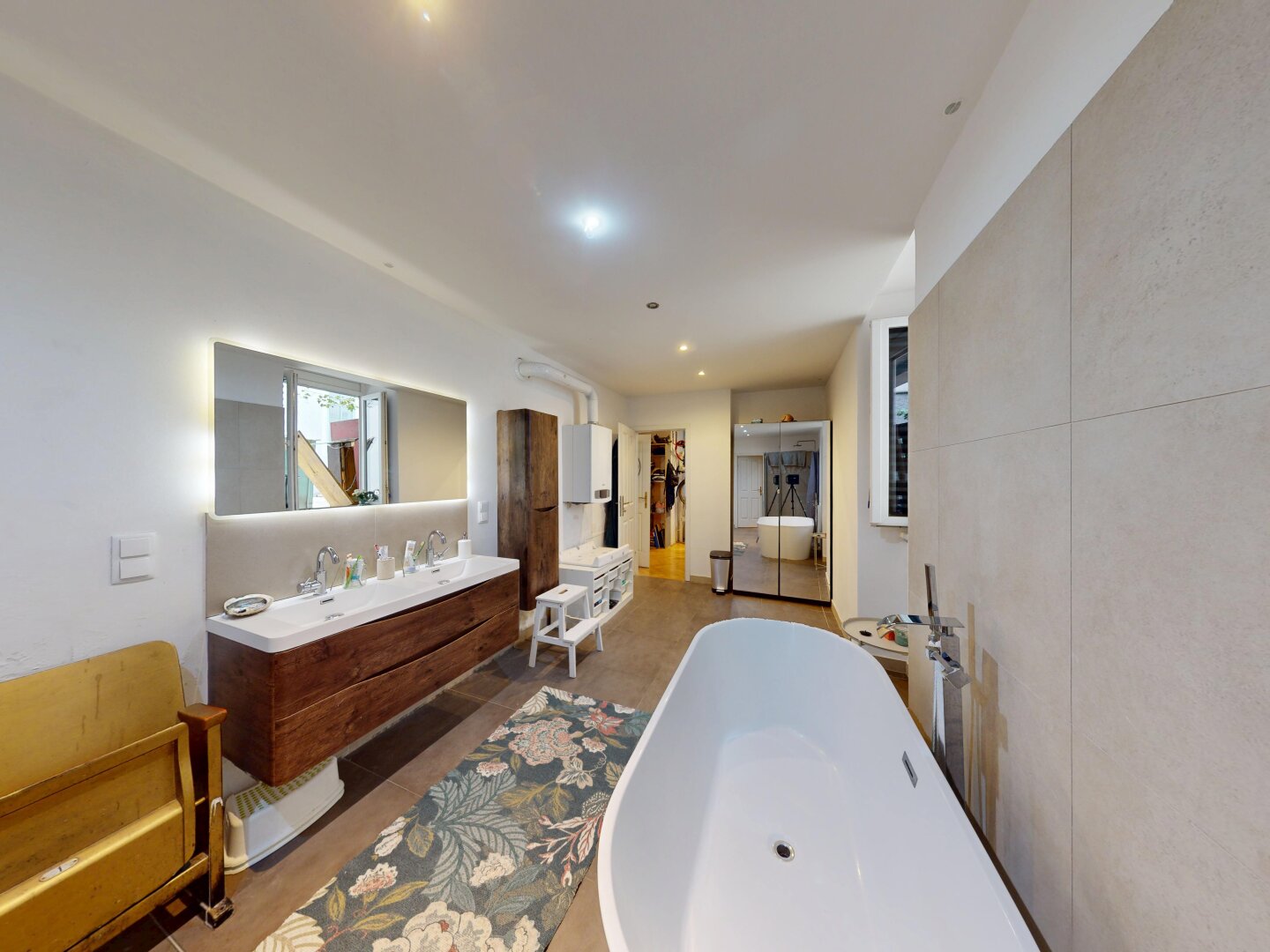 Bad mit Wanne und Dusche