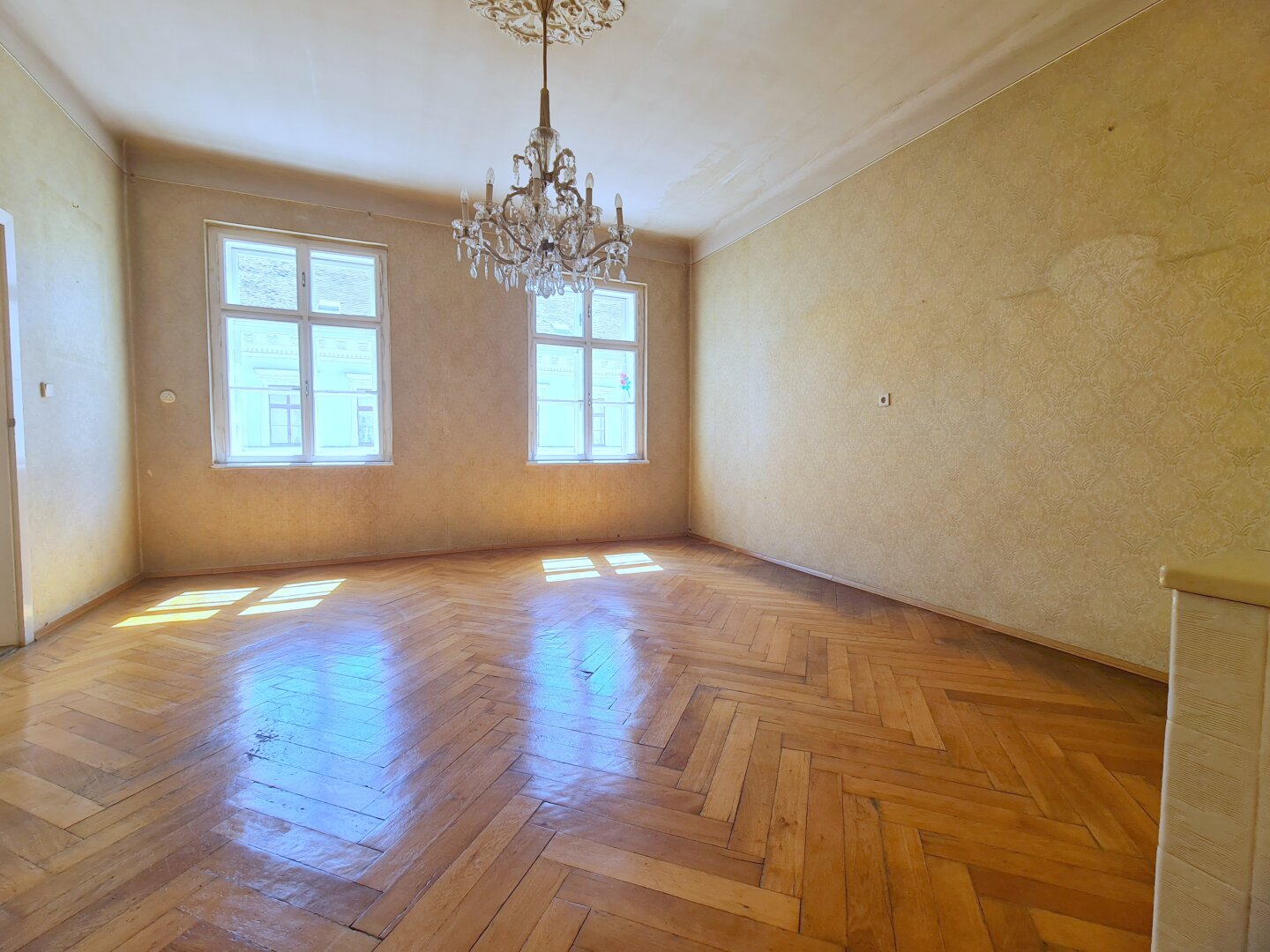 Renovierungsbedürftige großzügig angelegte 3 Zimmer Wohnung