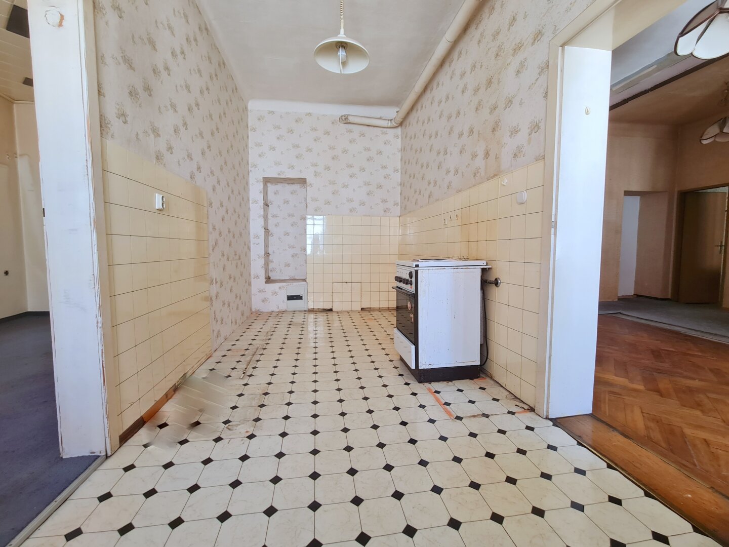 Renovierungsbedürftige großzügig angelegte 3 Zimmer Wohnung