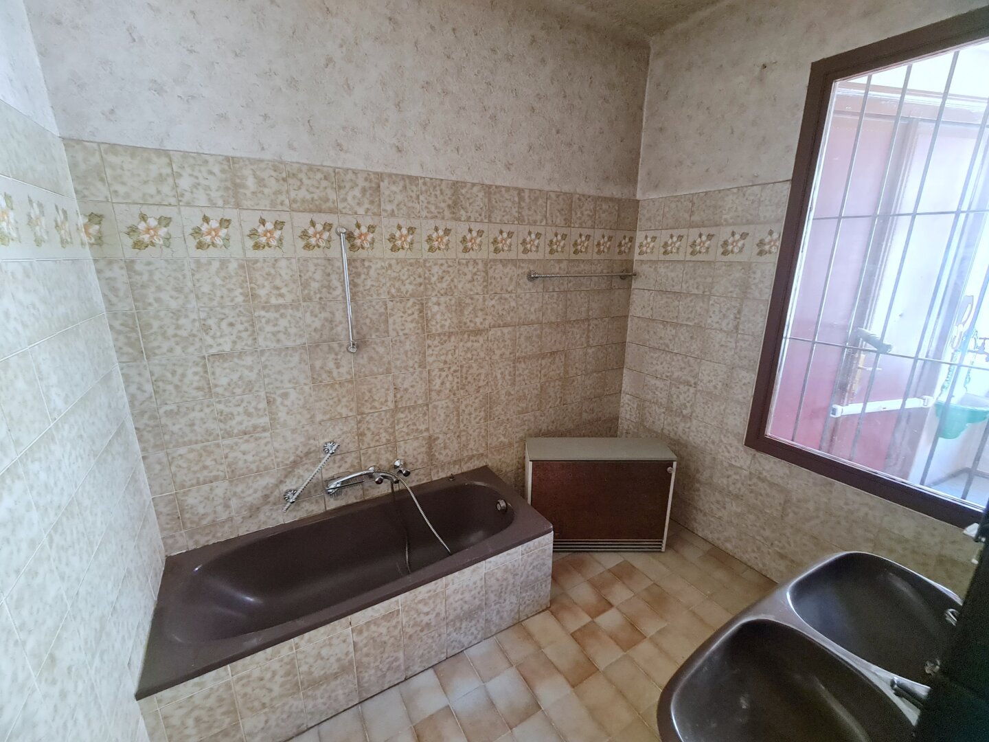 Renovierungsbedürftige großzügig angelegte 3 Zimmer Wohnung