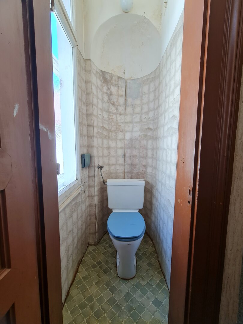 Renovierungsbedürftige großzügig angelegte 3 Zimmer Wohnung