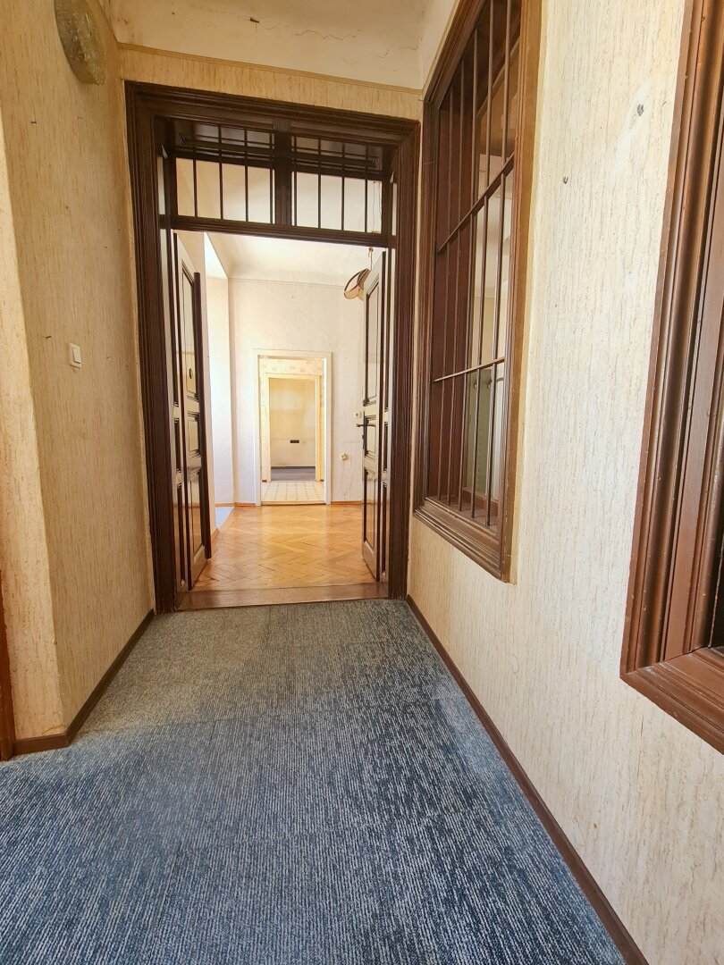 Renovierungsbedürftige großzügig angelegte 3 Zimmer Wohnung