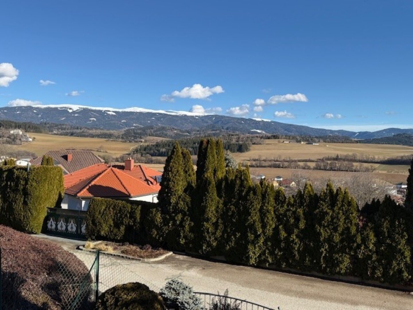 Exklusives Wohnhaus mit Pool, Gartenparadies und traumhafter Aussicht in Althofen