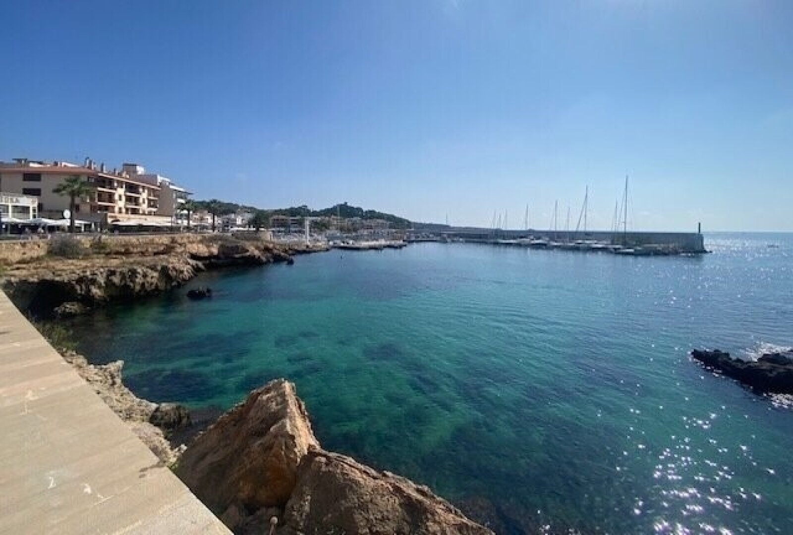 Sonnige Wohnung in 1. Meereslinie mit Hafenblick in Cala Ratjada