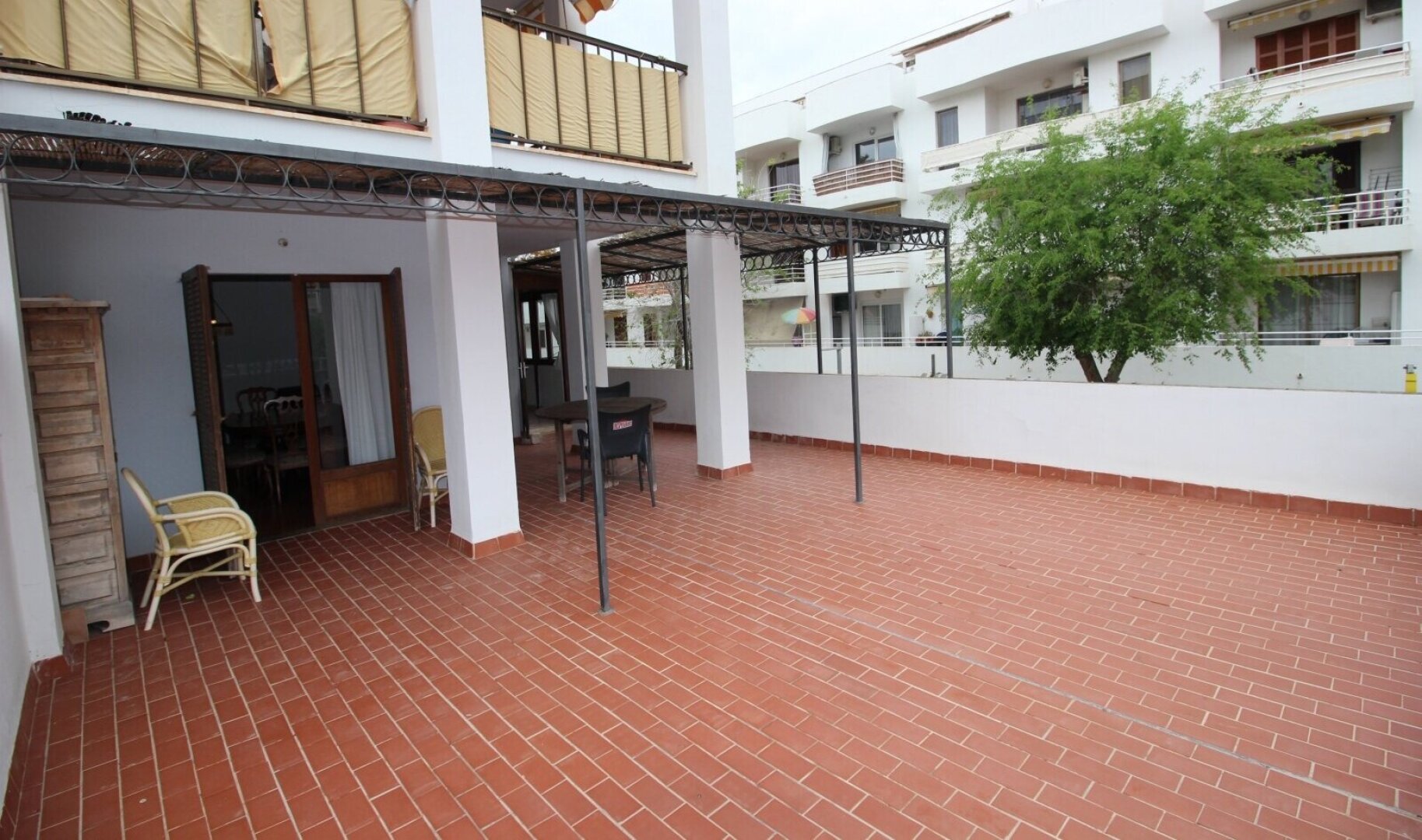 Strandnahe Meerblick Wohnung mit 3 Schlafzimmer und Mega- Terrasse  / Renovierungsbedürftig