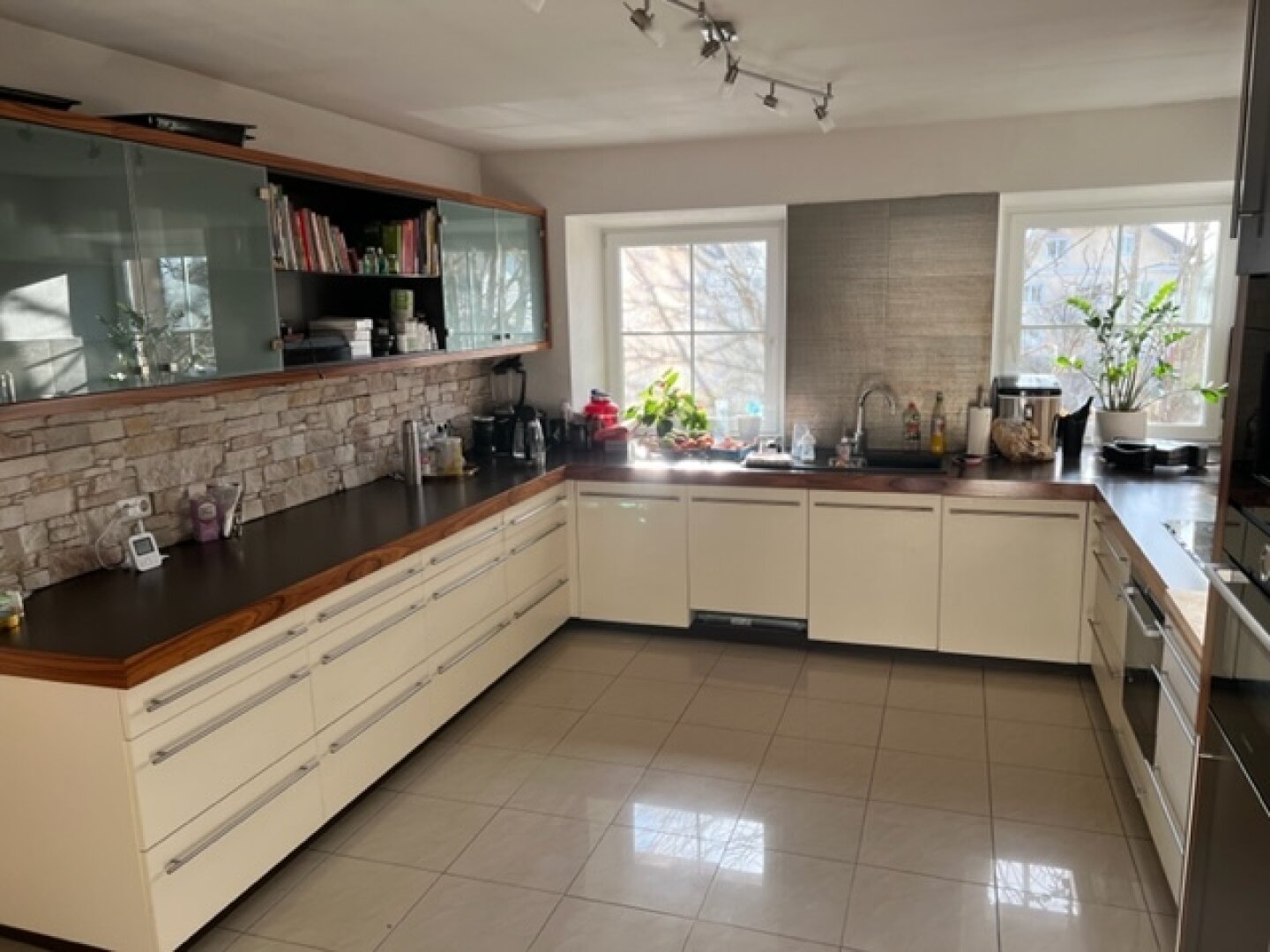 Modernisiertes Zweifamilienhaus mit Garage und großzügiger Halle!