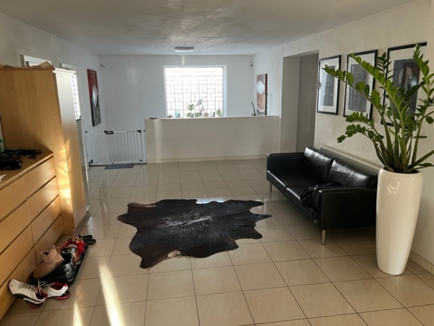 Modernisiertes Zweifamilienhaus mit Garage und großzügiger Halle!