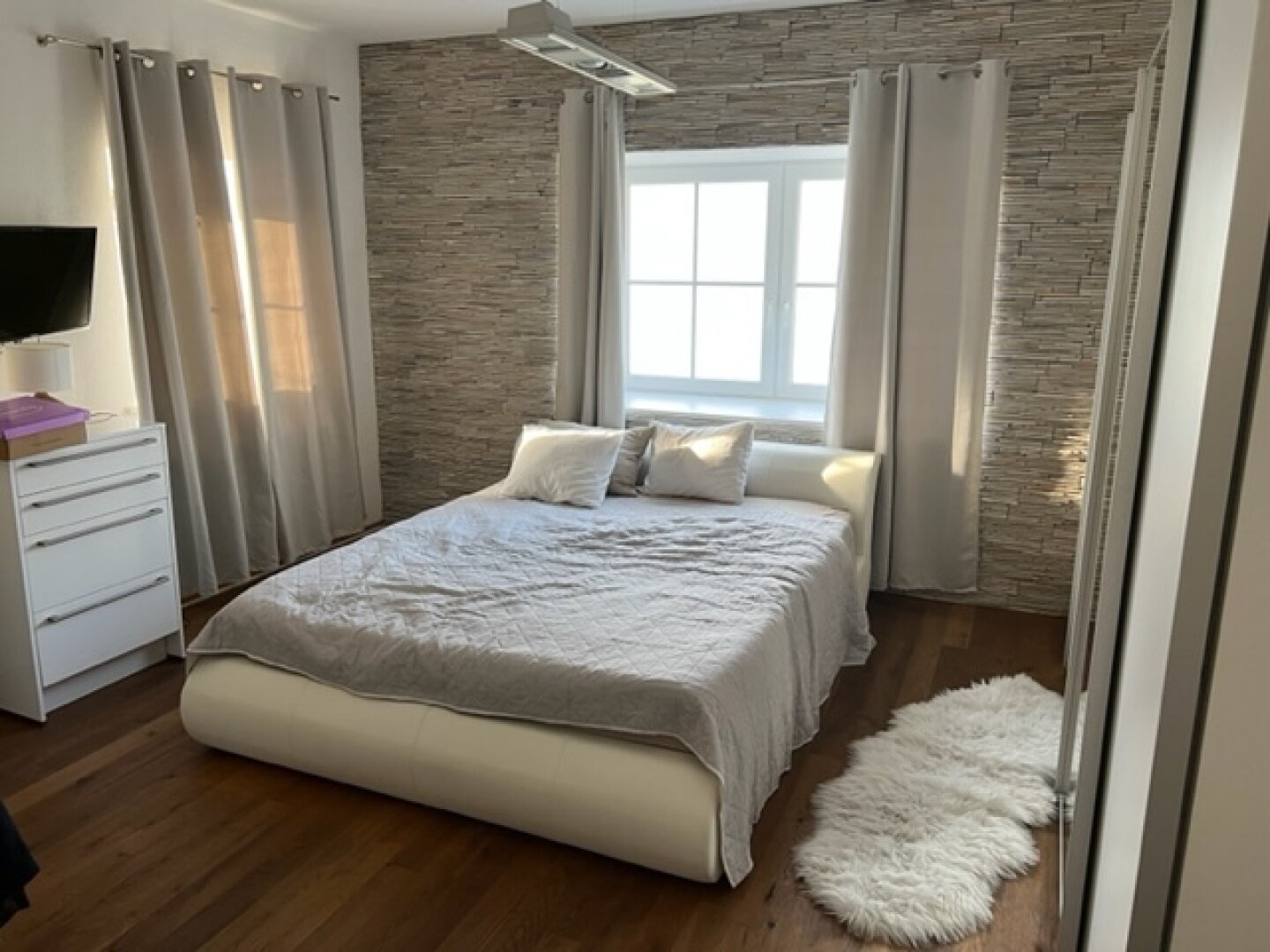 Modernisiertes Zweifamilienhaus mit Garage und großzügiger Halle!