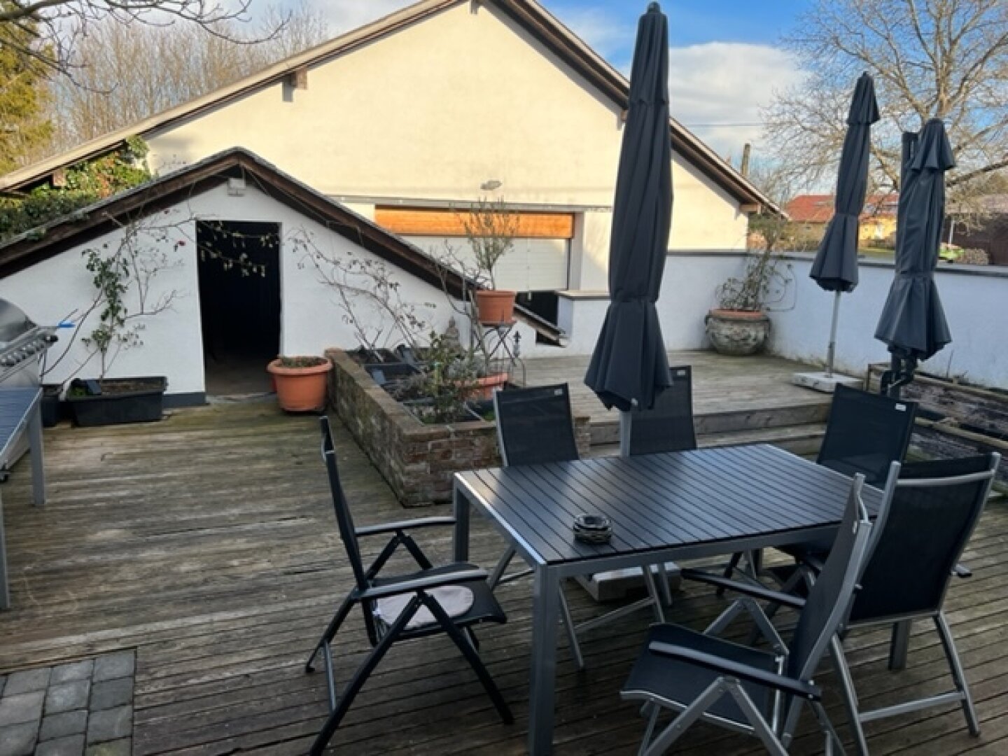 Modernisiertes Zweifamilienhaus mit Garage und großzügiger Halle!