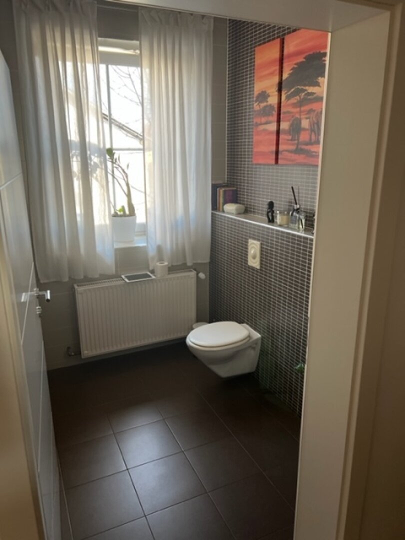 Modernisiertes Zweifamilienhaus mit Garage und großzügiger Halle!