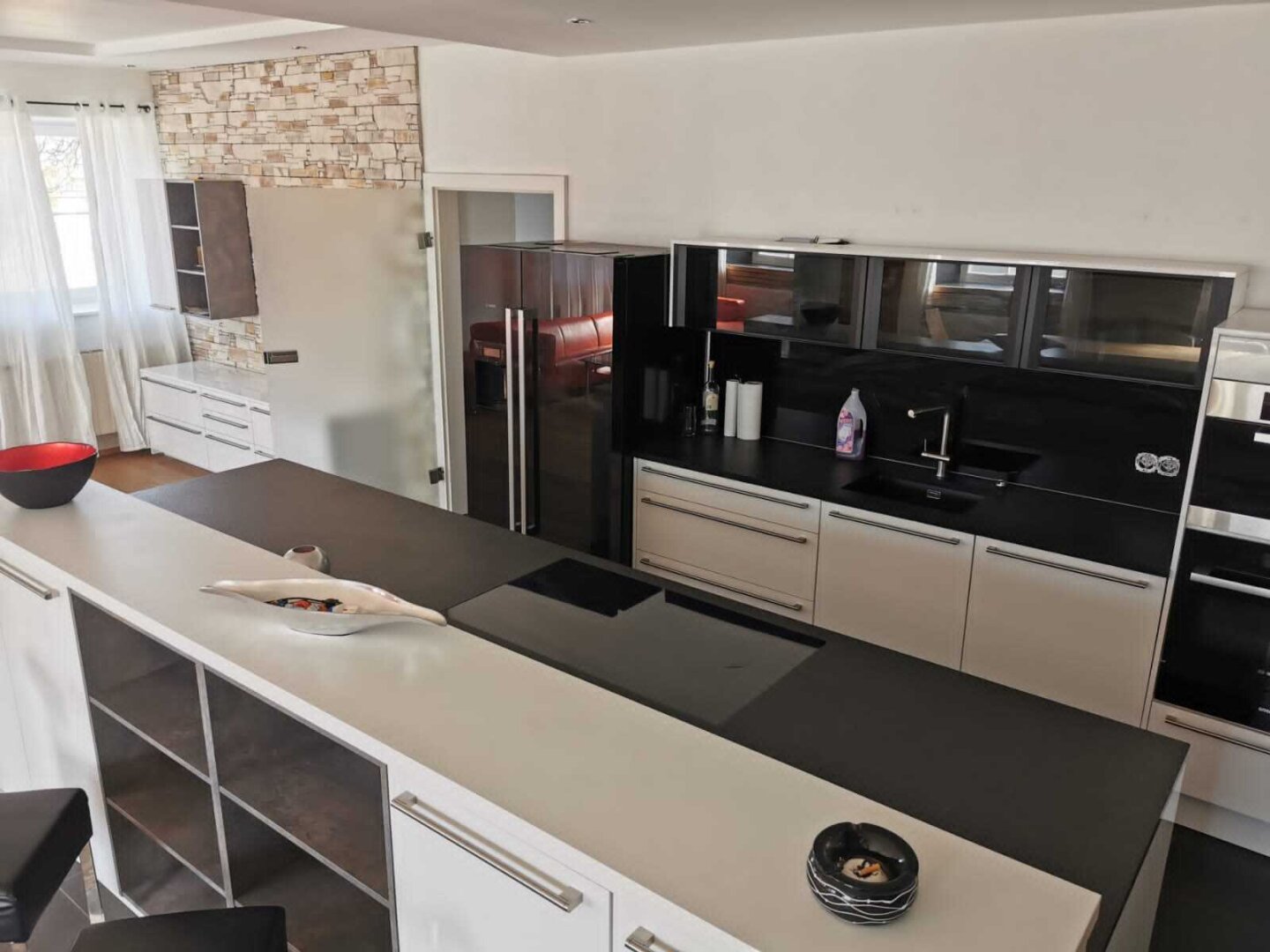 Modernisiertes Zweifamilienhaus mit Garage und großzügiger Halle!