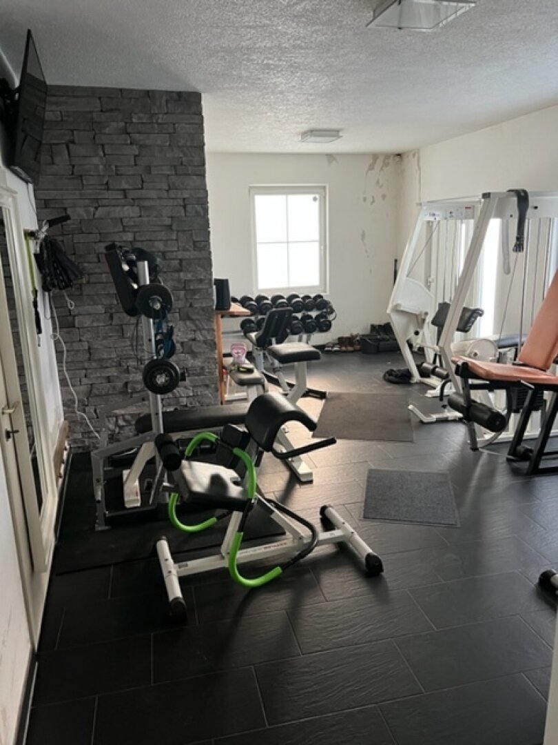 Modernisiertes Zweifamilienhaus mit Garage und großzügiger Halle!