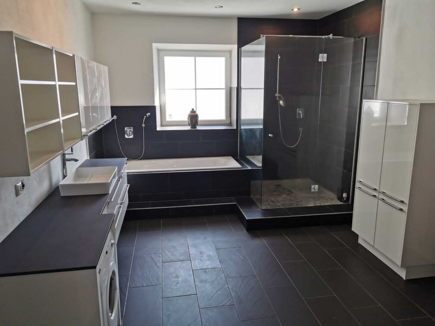 Modernisiertes Zweifamilienhaus mit Garage und großzügiger Halle!