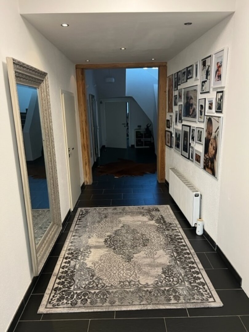 Modernisiertes Zweifamilienhaus mit Garage und großzügiger Halle!