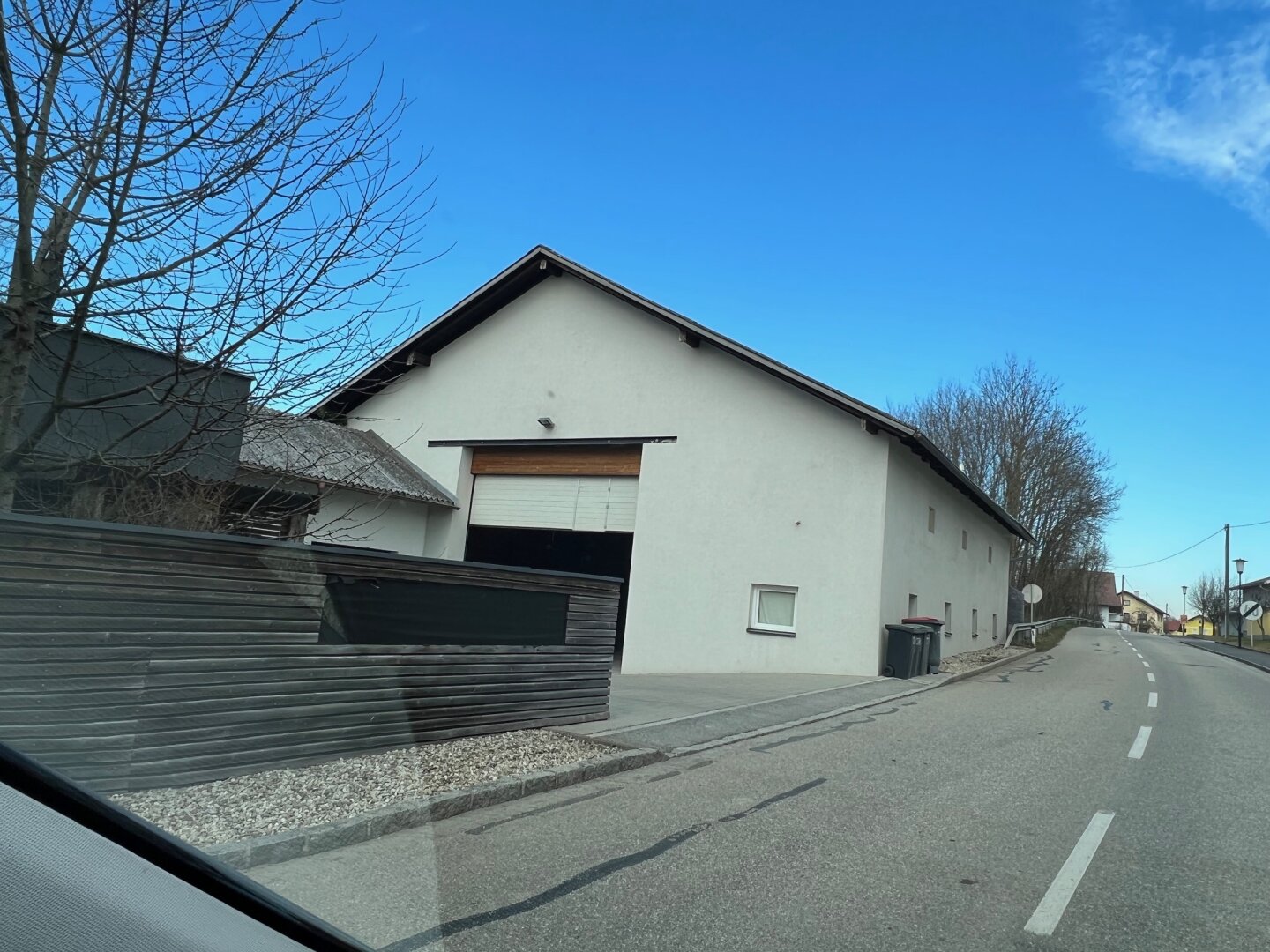 Modernisiertes Zweifamilienhaus mit Garage und großzügiger Halle!