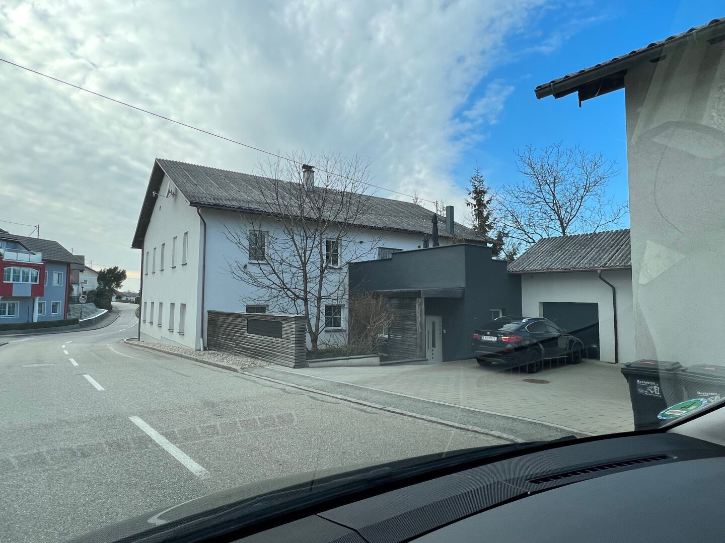 Modernisiertes Zweifamilienhaus mit Garage und großzügiger Halle!