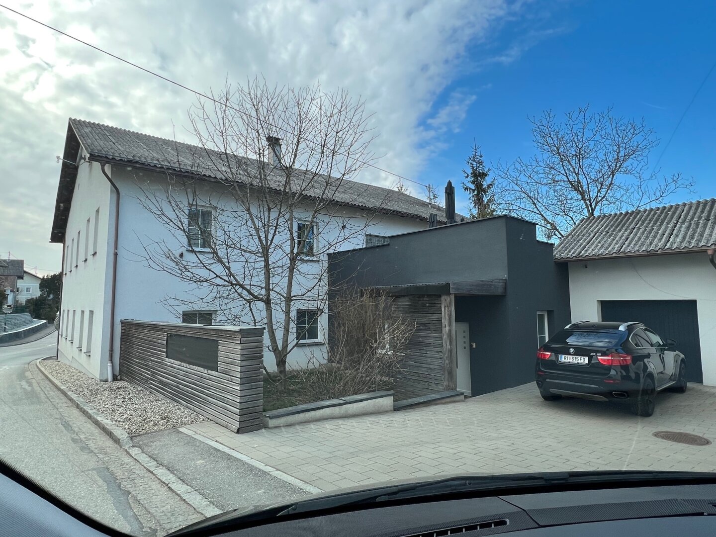 Modernisiertes Zweifamilienhaus mit Garage und großzügiger Halle!