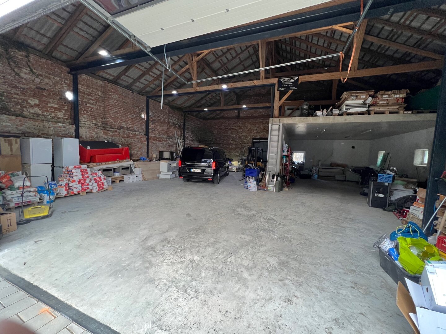 Modernisiertes Zweifamilienhaus mit Garage und großzügiger Halle!