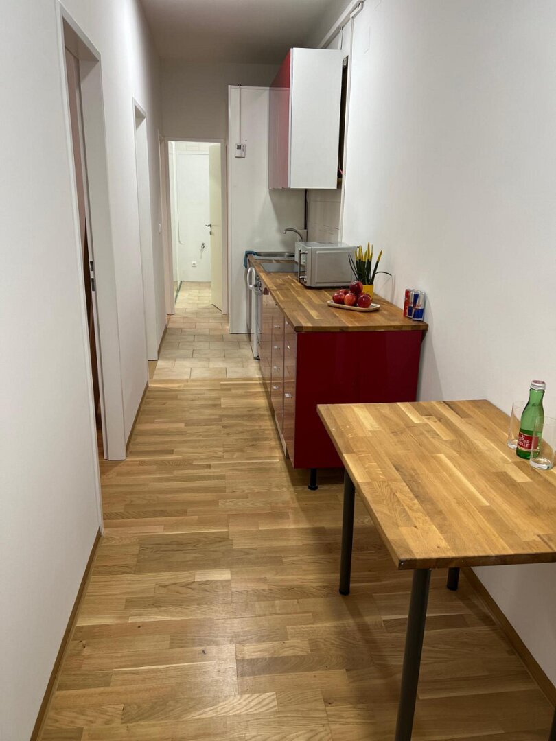 Mitten im wirtschaftlichen Herzen von Simmering nahe U3 Enkplatz: 6 Zimmer (inkl. Büro) mit sehr guter Rendite!