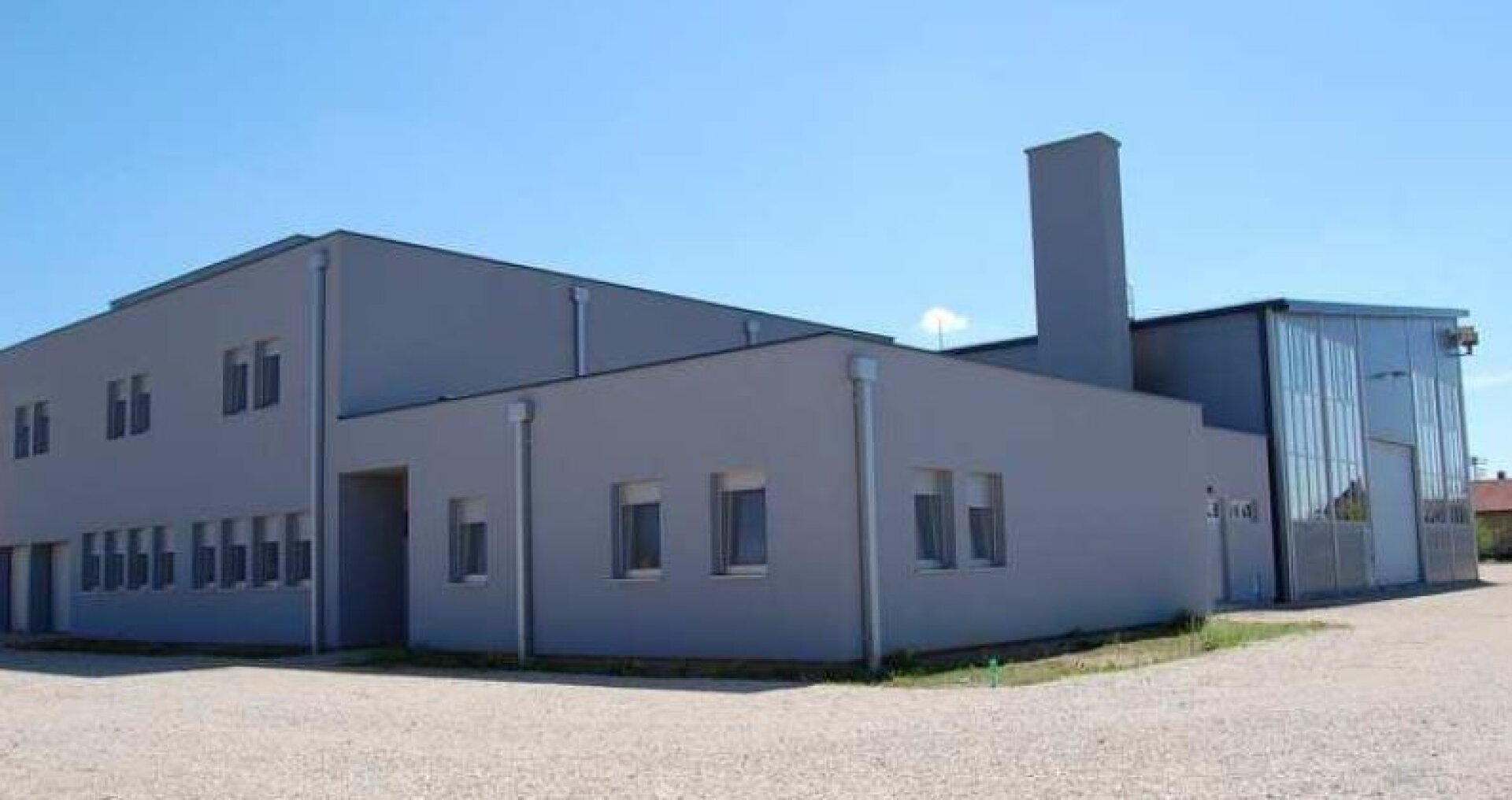 Moderner Produktions- und Geschäftskomplex mit Verwaltungsgebäude und mehreren Wohneinheiten, sowie freie Grundstücke anliegend in der Vojvodina / Serbien zum Verkauf!