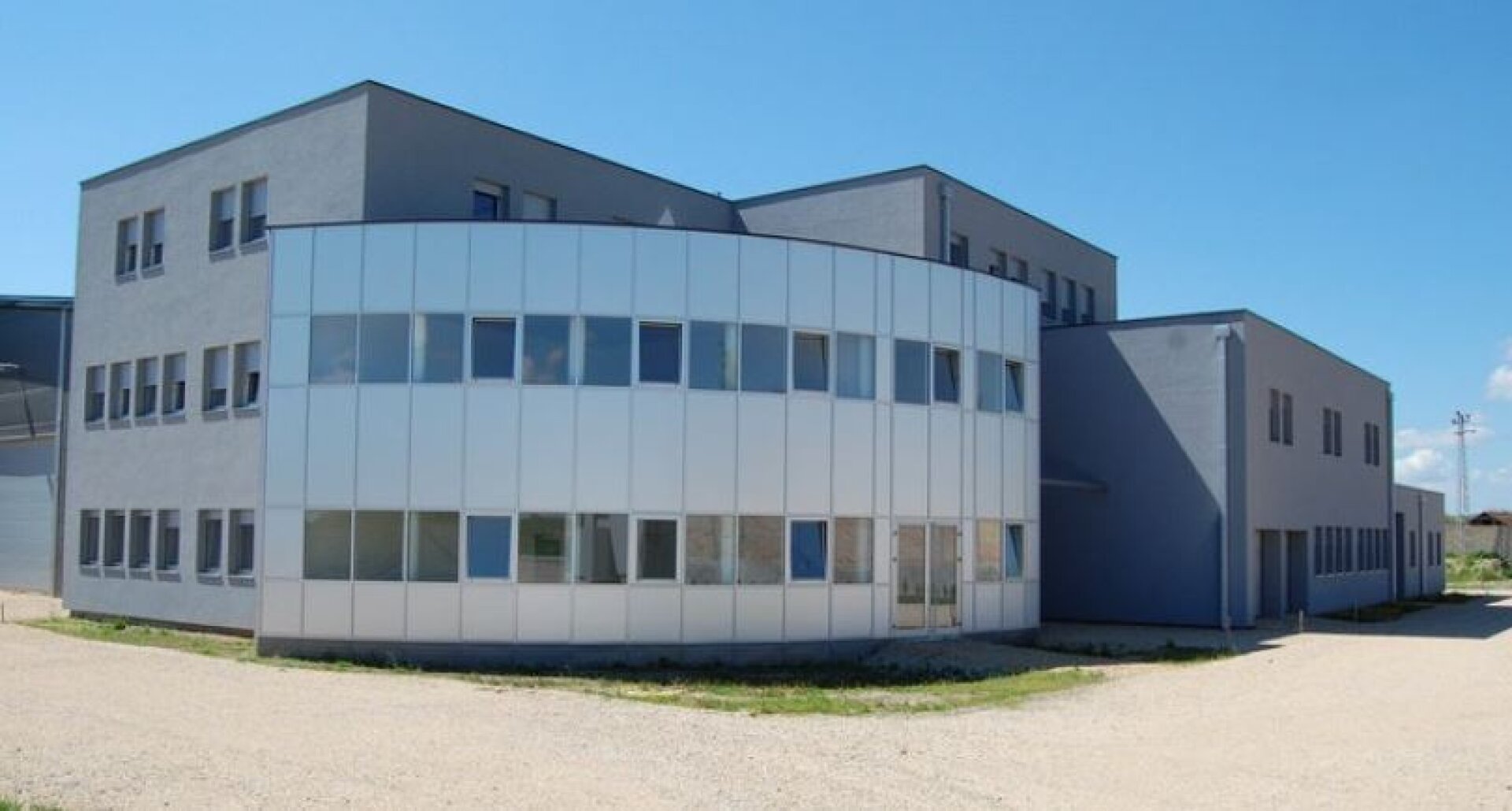 Moderner Produktions- und Geschäftskomplex mit Verwaltungsgebäude und mehreren Wohneinheiten, sowie freie Grundstücke anliegend in der Vojvodina / Serbien zum Verkauf!