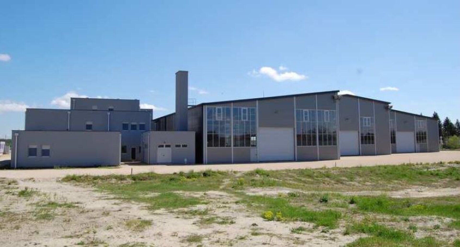 Moderner Produktions- und Geschäftskomplex mit Verwaltungsgebäude und mehreren Wohneinheiten, sowie freie Grundstücke anliegend in der Vojvodina / Serbien zum Verkauf!
