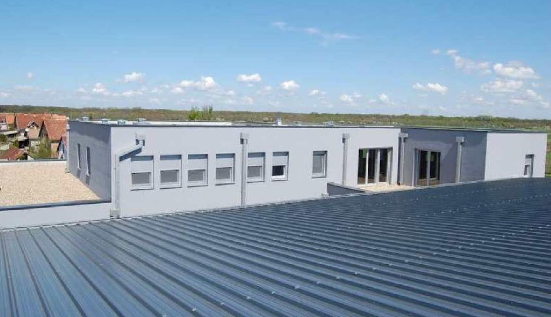 Moderner Produktions- und Geschäftskomplex mit Verwaltungsgebäude und mehreren Wohneinheiten, sowie freie Grundstücke anliegend in der Vojvodina / Serbien zum Verkauf!