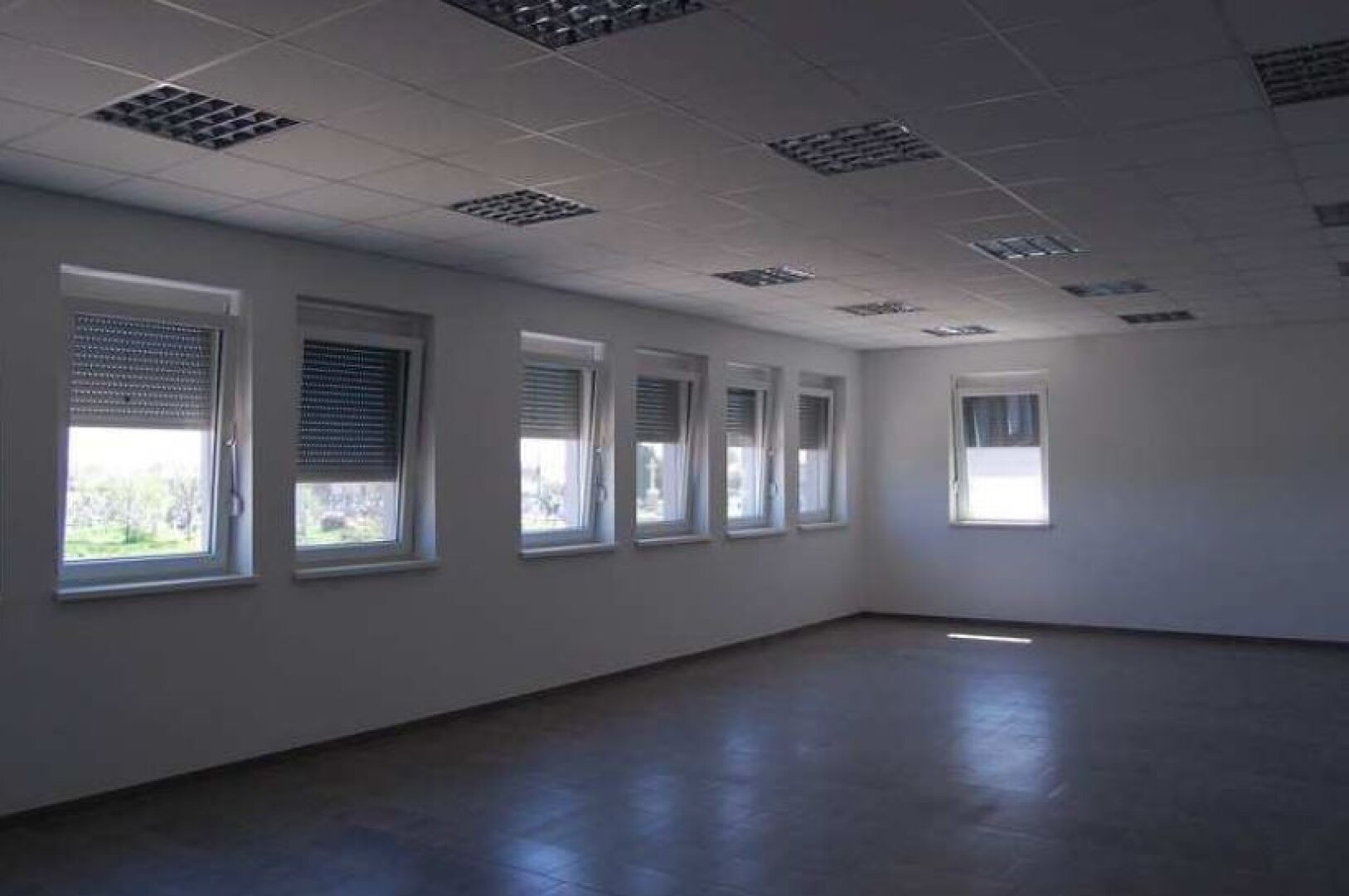 Moderner Produktions- und Geschäftskomplex mit Verwaltungsgebäude und mehreren Wohneinheiten, sowie freie Grundstücke anliegend in der Vojvodina / Serbien zum Verkauf!
