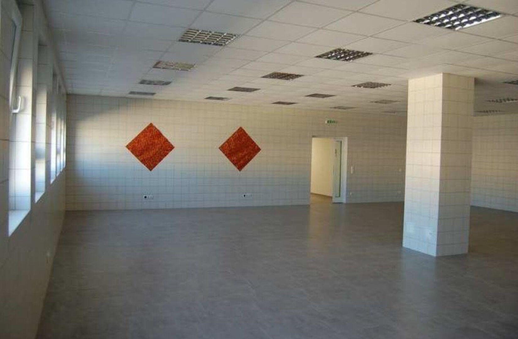 Moderner Produktions- und Geschäftskomplex mit Verwaltungsgebäude und mehreren Wohneinheiten, sowie freie Grundstücke anliegend in der Vojvodina / Serbien zum Verkauf!