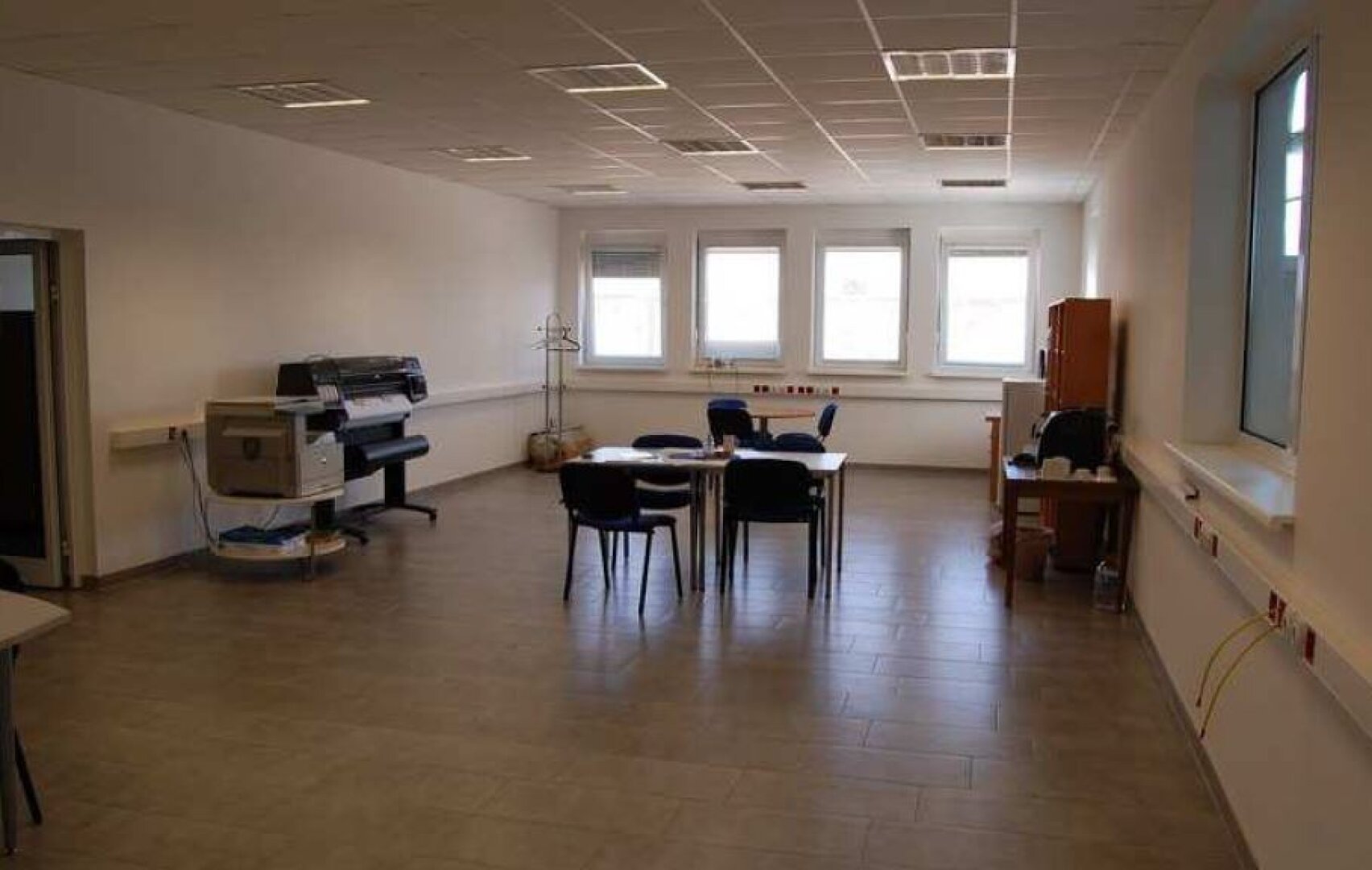 Moderner Produktions- und Geschäftskomplex mit Verwaltungsgebäude und mehreren Wohneinheiten, sowie freie Grundstücke anliegend in der Vojvodina / Serbien zum Verkauf!