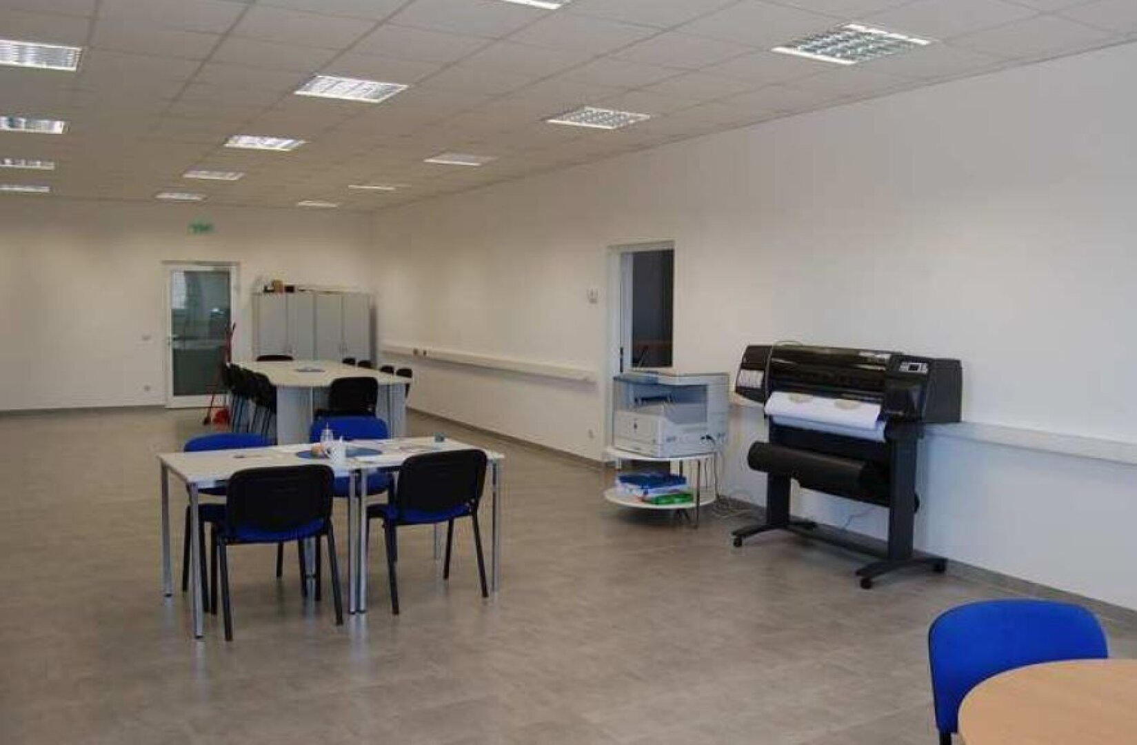 Moderner Produktions- und Geschäftskomplex mit Verwaltungsgebäude und mehreren Wohneinheiten, sowie freie Grundstücke anliegend in der Vojvodina / Serbien zum Verkauf!