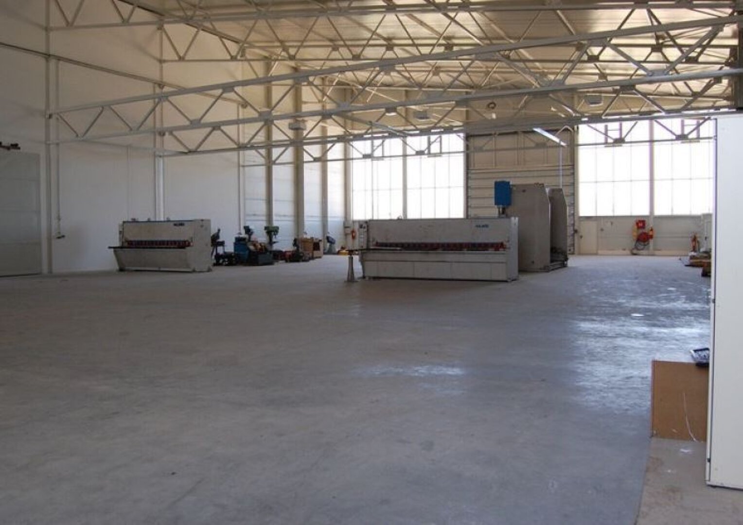 Moderner Produktions- und Geschäftskomplex mit Verwaltungsgebäude und mehreren Wohneinheiten, sowie freie Grundstücke anliegend in der Vojvodina / Serbien zum Verkauf!