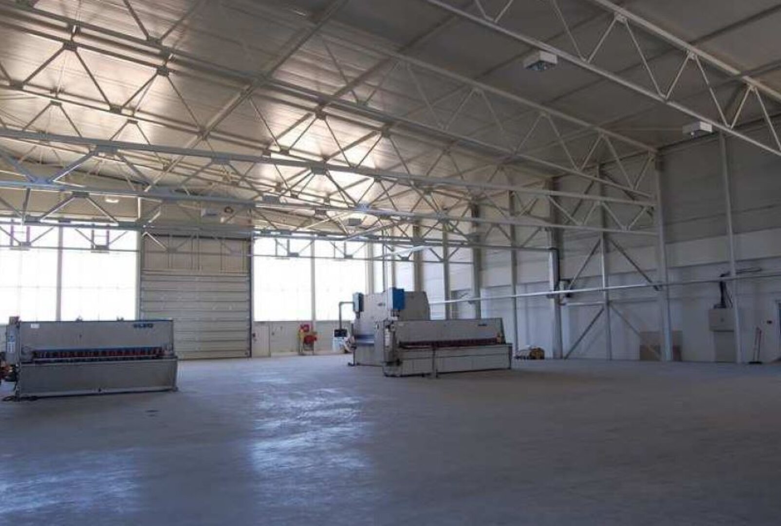 Moderner Produktions- und Geschäftskomplex mit Verwaltungsgebäude und mehreren Wohneinheiten, sowie freie Grundstücke anliegend in der Vojvodina / Serbien zum Verkauf!