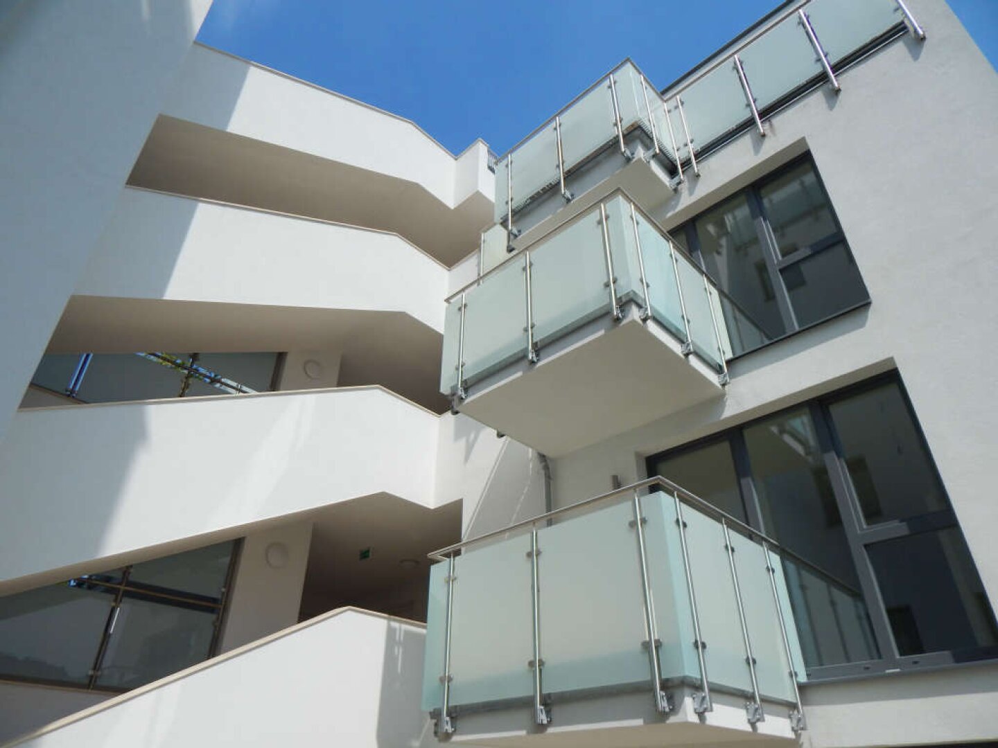 Exklusive und qualitativ hochwertige 3-Zimmer-Neubau mit zwei Balkon/Terrassen ab August 2026 zur Miete!