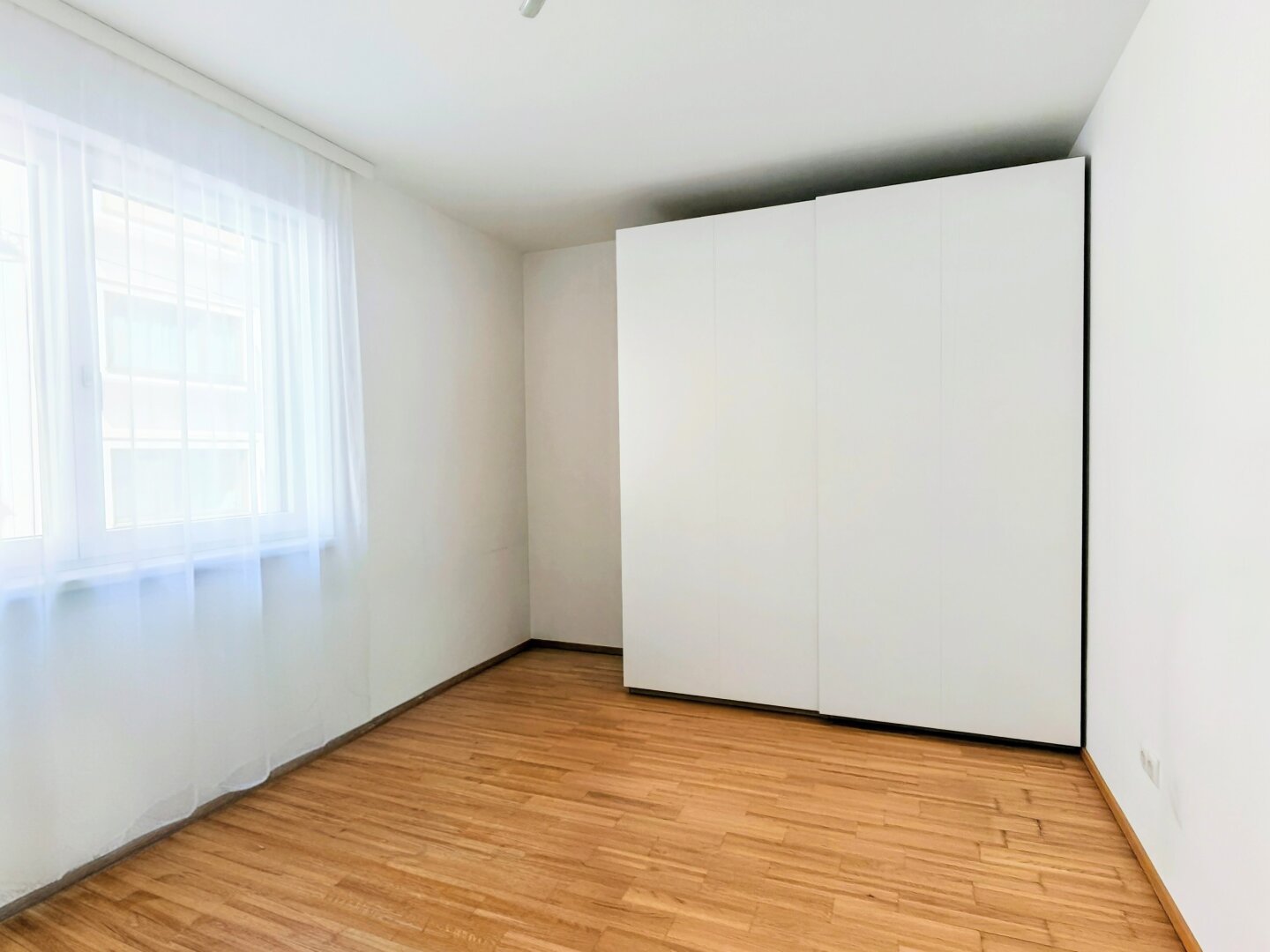 Kleiderschrank im Schlafzimmer