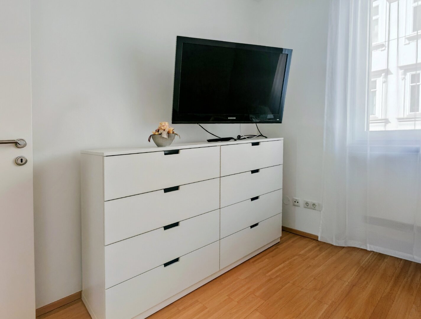 TV und Komode im Zimmer