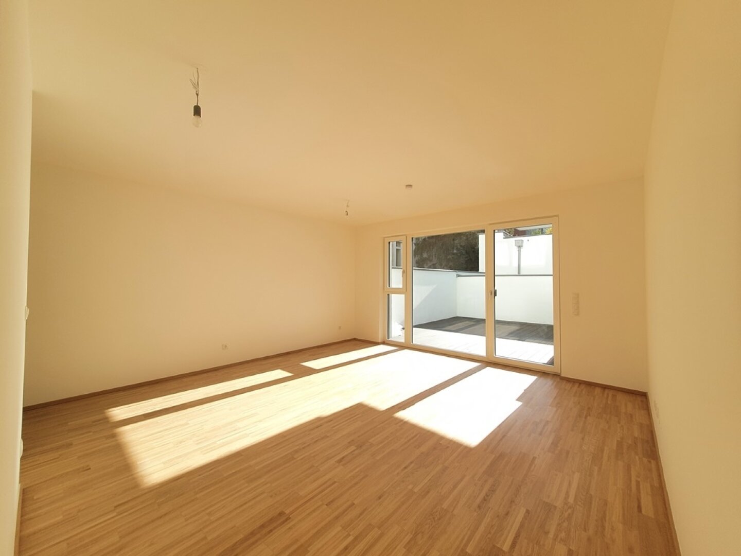 Wohnbereich mit Balkon und Terrasse in den Innenhof