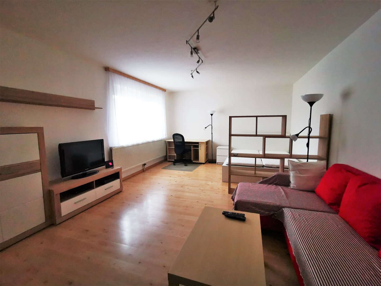Zum Verkauf gelangt eine noch vermietete und möblierte Singelwohnung im Haus mit Outdoor-Swimingpool!