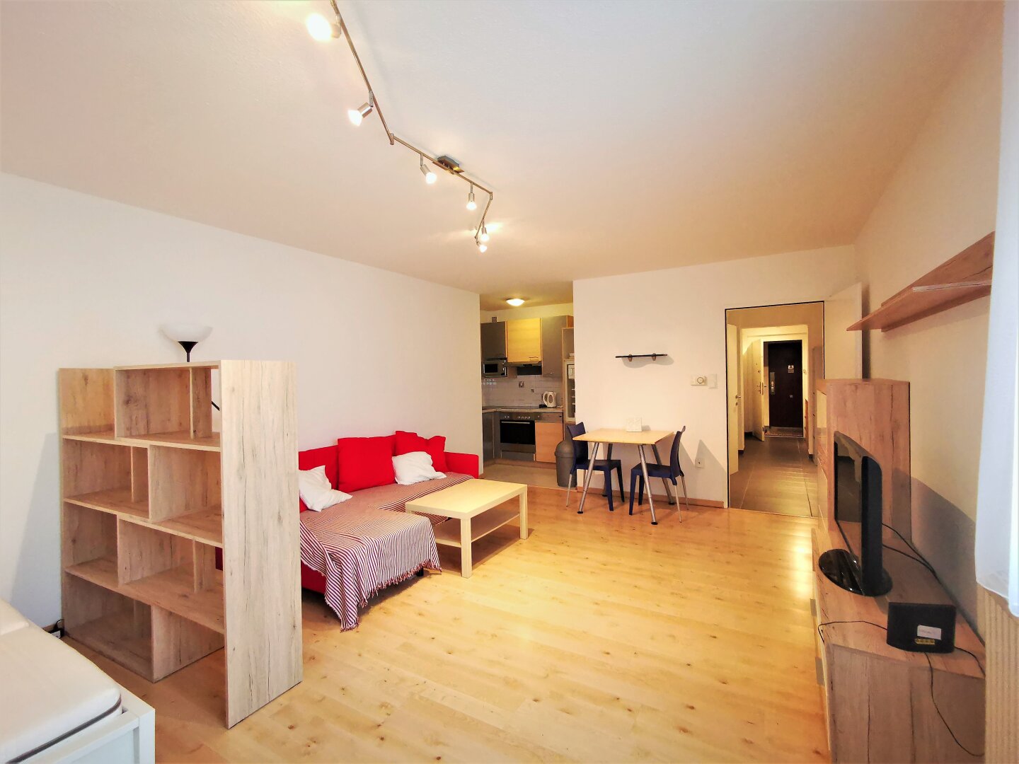 Zum Verkauf gelangt eine noch vermietete und möblierte Singelwohnung im Haus mit Outdoor-Swimingpool!