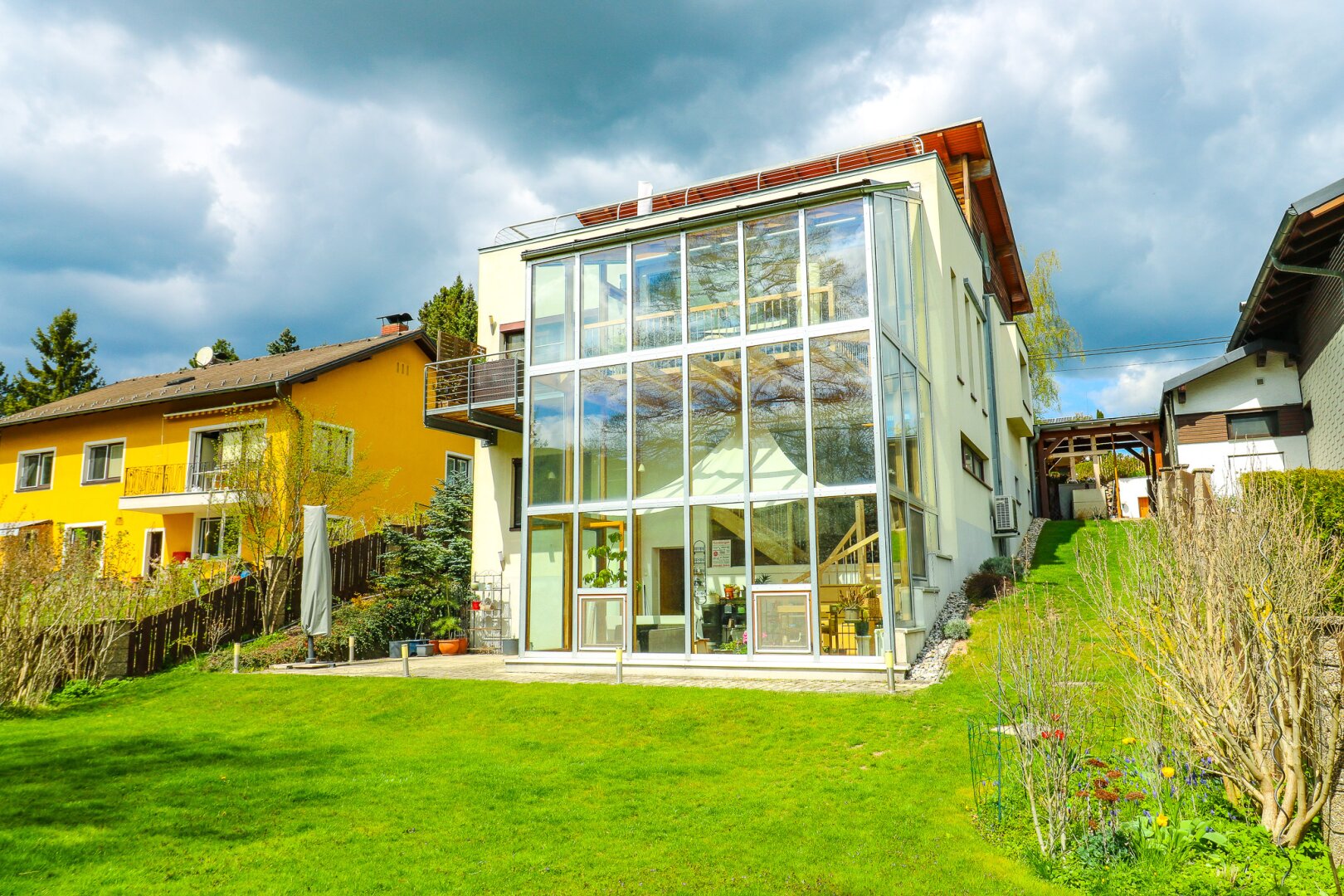 Einzigartiges Zuhause (345 m² Nfl.) mit Wintergarten, Naturteichen & Fernblick im Wienerwald