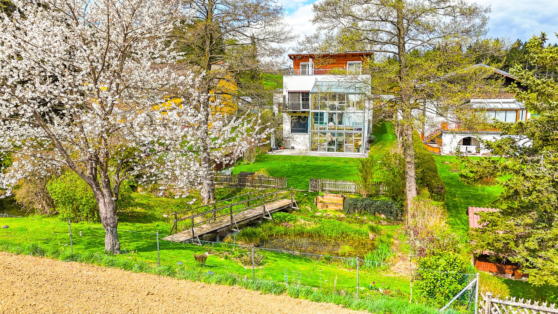 Einzigartiges Zuhause (345 m² Nfl.) mit Wintergarten, Naturteichen & Fernblick im Wienerwald