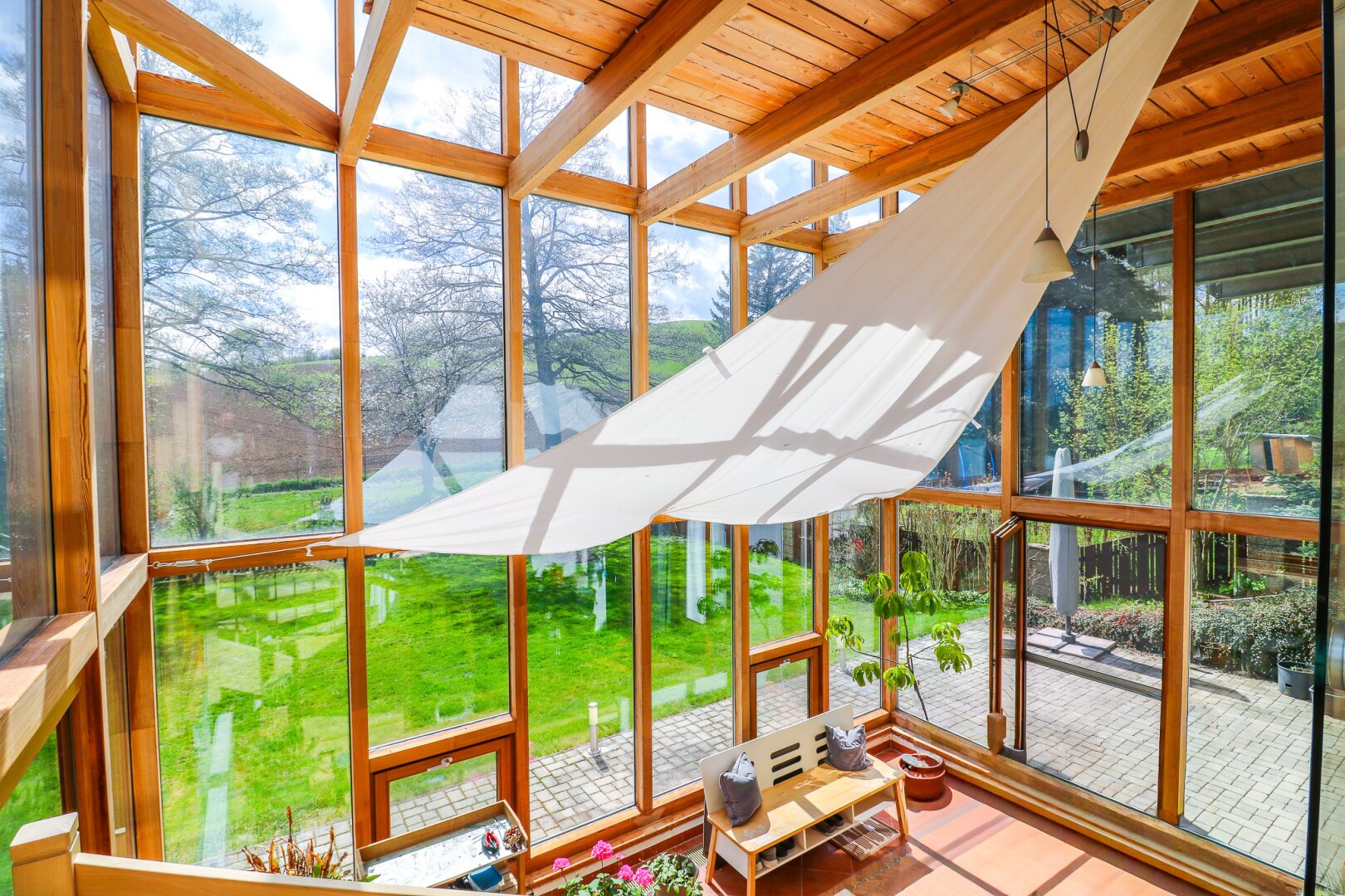 Einzigartiges Zuhause (345 m² Nfl.) mit Wintergarten, Naturteichen & Fernblick im Wienerwald