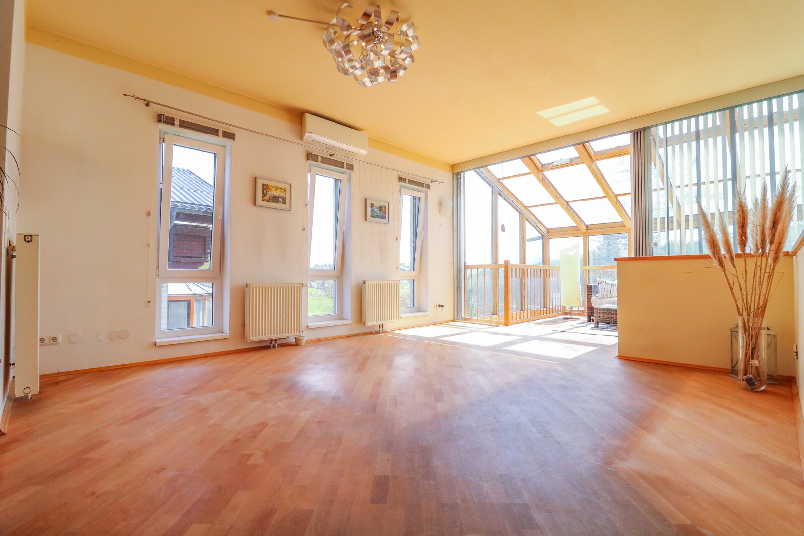 Einzigartiges Zuhause (345 m² Nfl.) mit Wintergarten, Naturteichen & Fernblick im Wienerwald