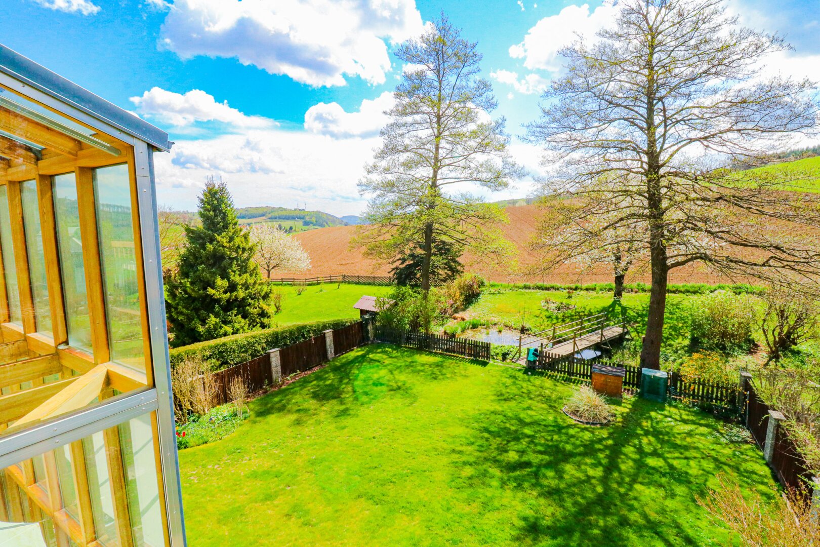 Einzigartiges Zuhause (345 m² Nfl.) mit Wintergarten, Naturteichen & Fernblick im Wienerwald