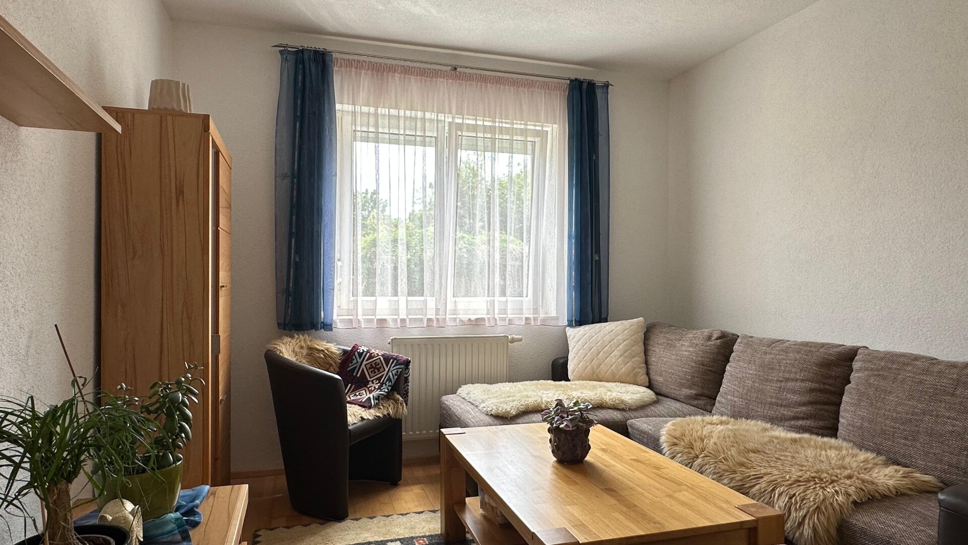 Modernes Haus mit zwei Wohneinheiten und großzügigem Außenbereich