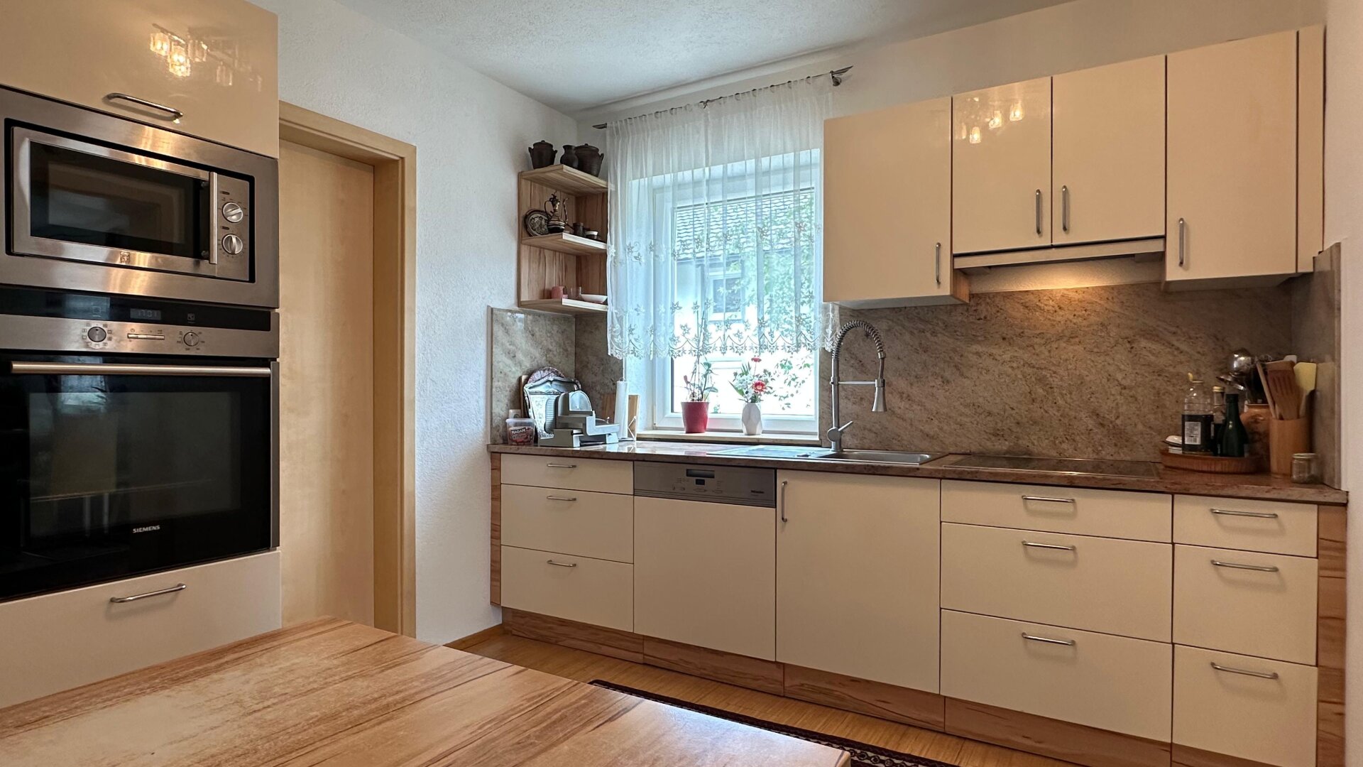 Modernes Haus mit zwei Wohneinheiten und großzügigem Außenbereich
