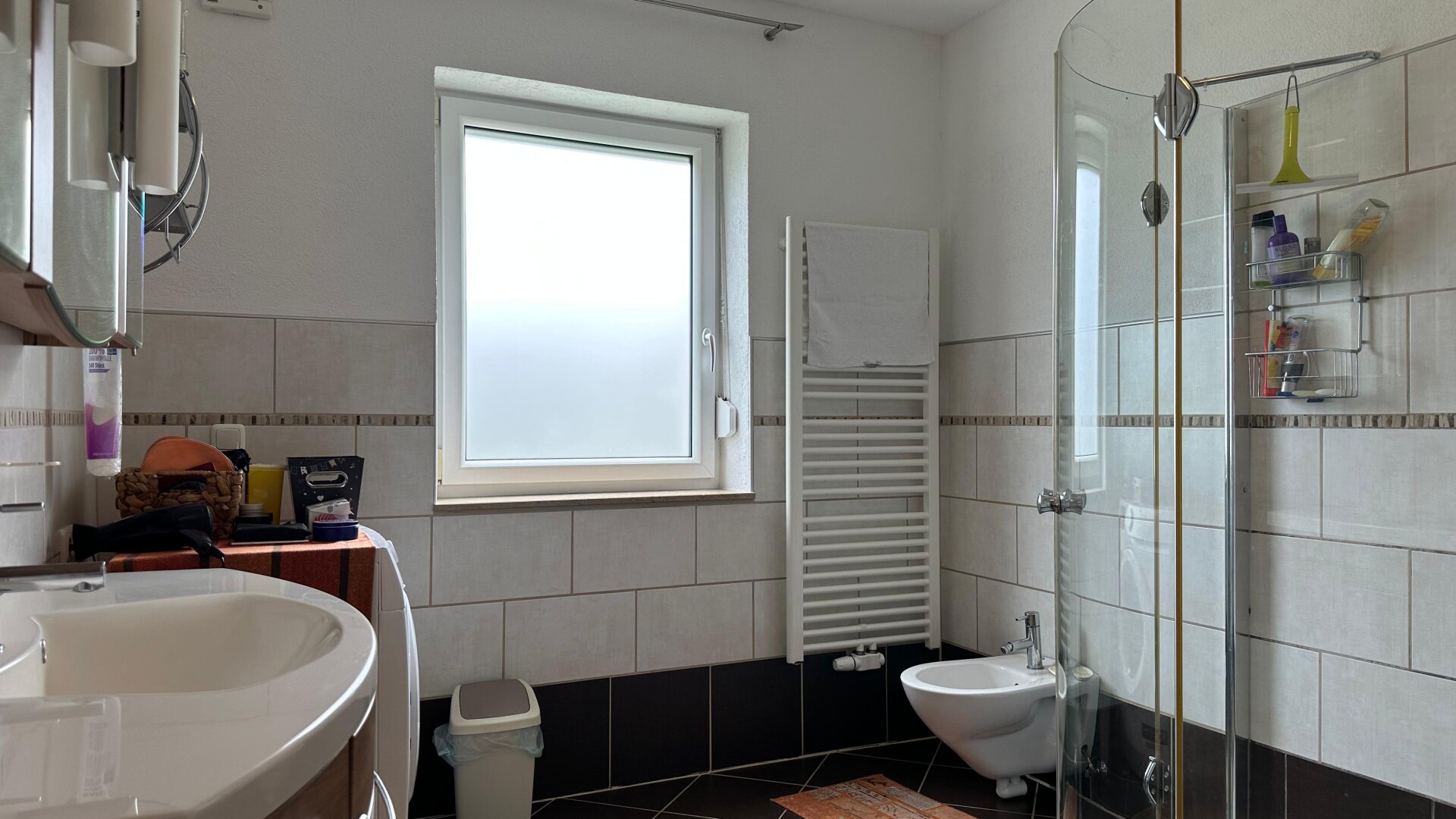 Modernes Haus mit zwei Wohneinheiten und großzügigem Außenbereich